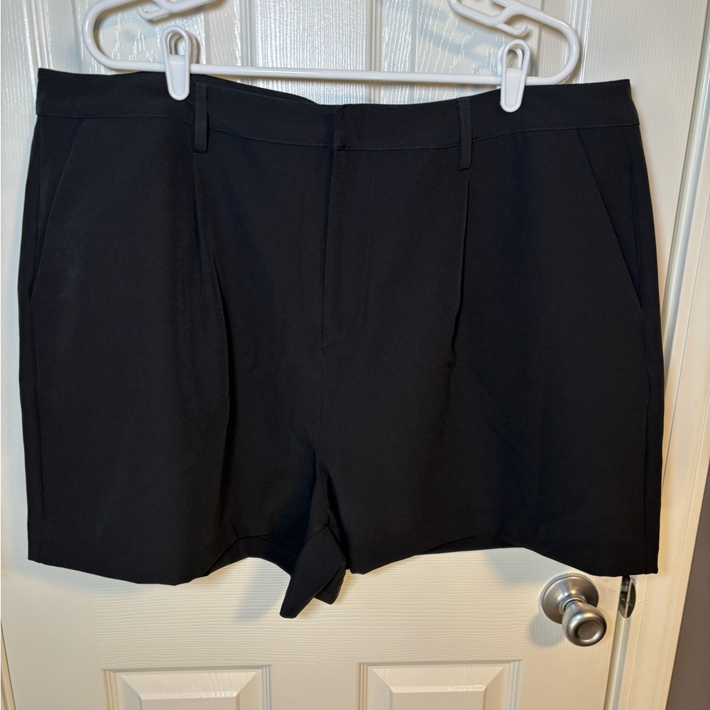 Black high-waisted dress trouser shorts with pockets by Edited. Size: 18W NWT